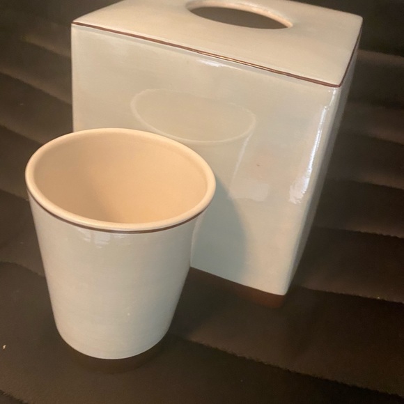 Kassatex Fine Porcelain Cup & Tissue Holder Light sky blue with brown trim - Picture 7 of 11